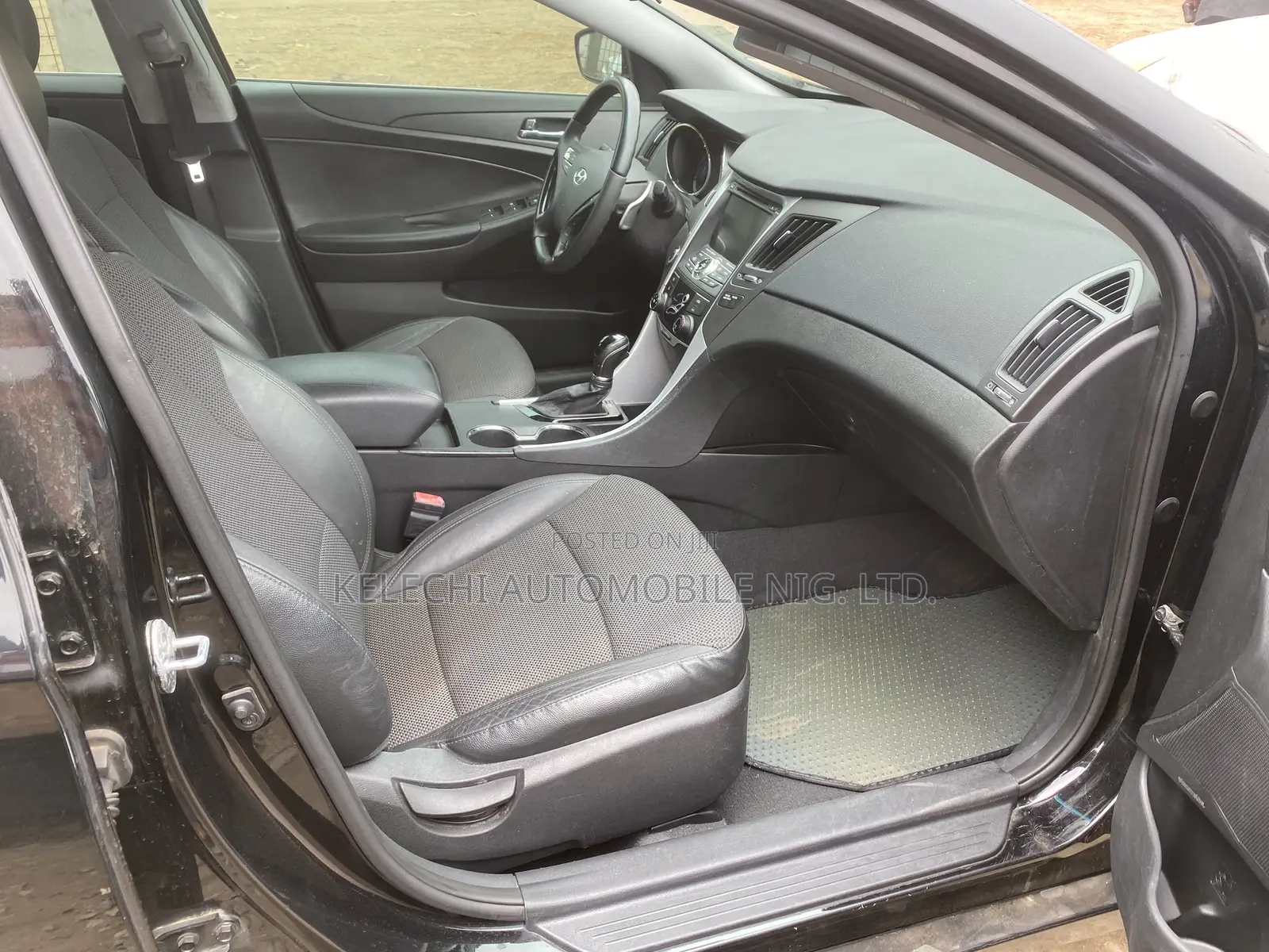 Hyundai Sonata SE 2.0T Sedan FWD (2.0L 4cyl 6A) 2011 Black