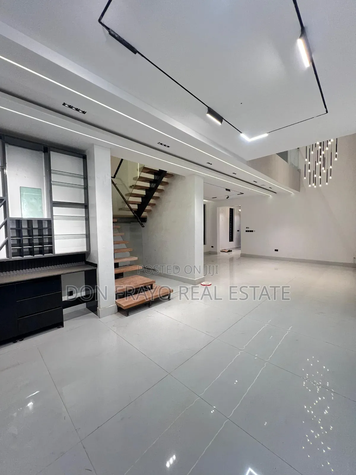 5bdrm Duplex in Freedom Way, Lagos Island (Eko) for sale