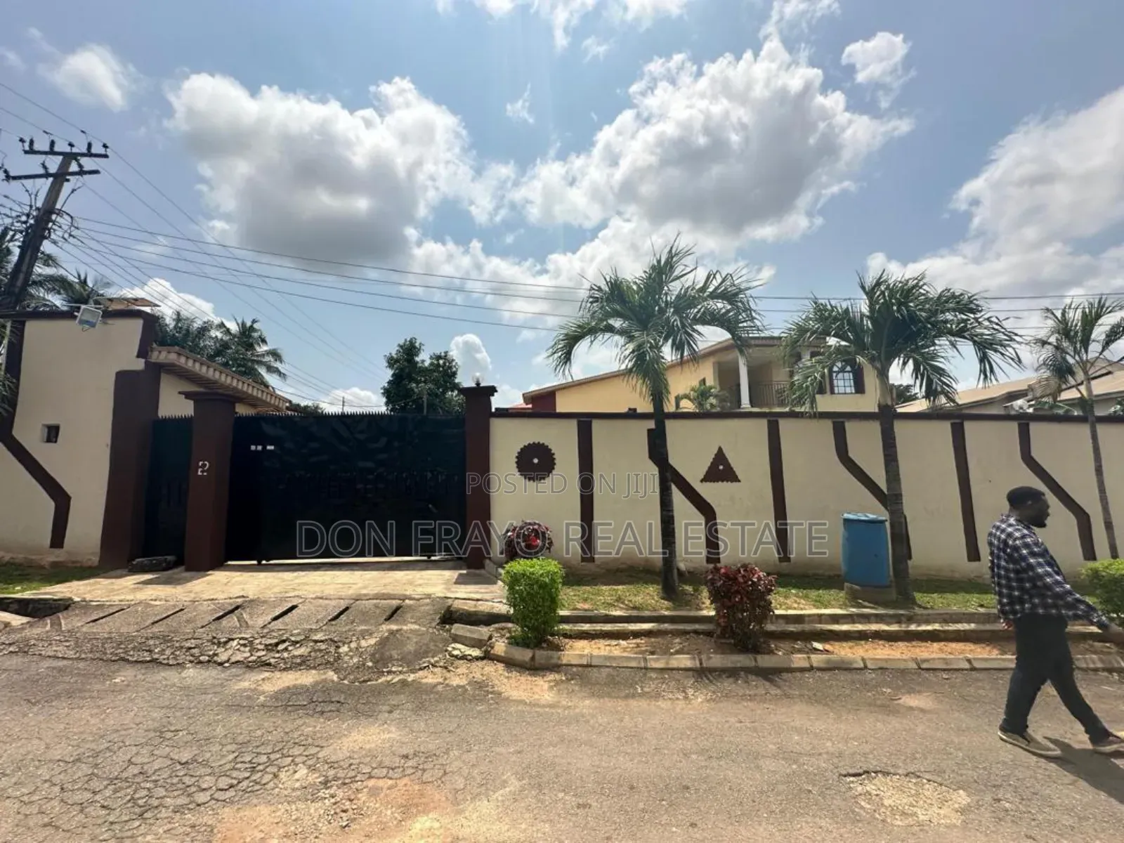 8bdrm Duplex in Parkia Estate, Alalubosa for sale