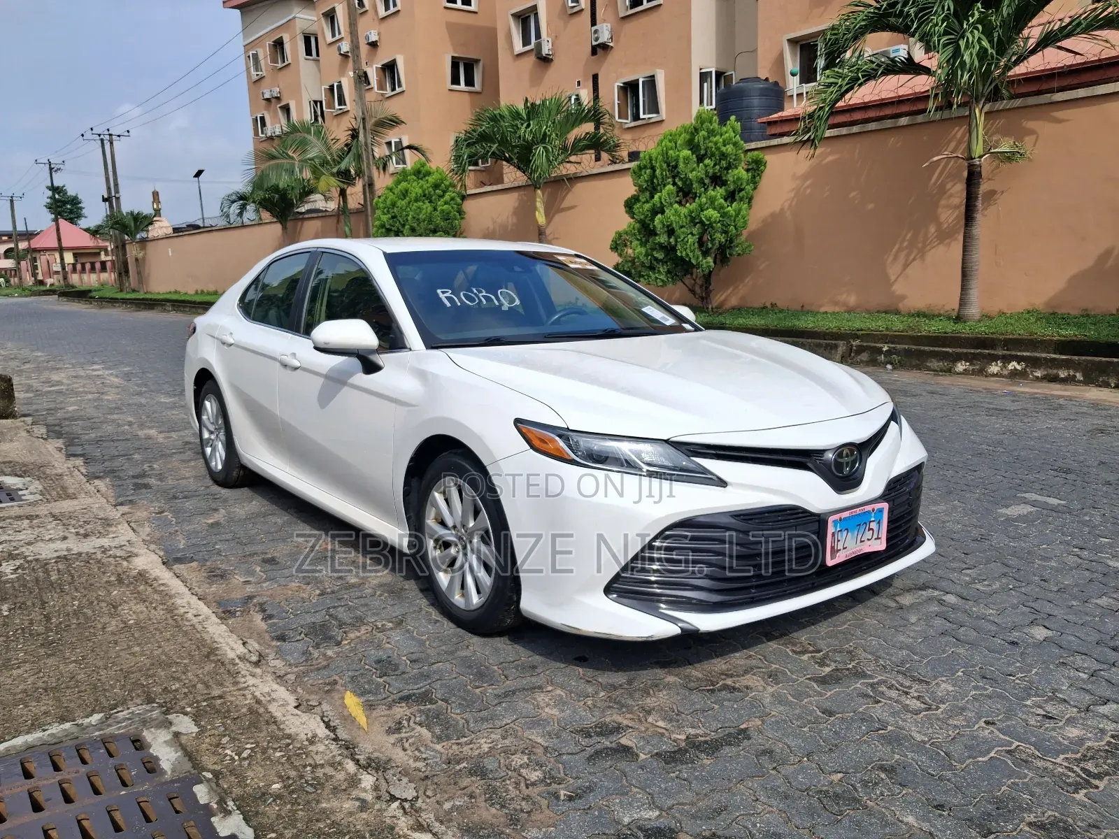 Toyota Camry LE FWD (2.5L 4cyl 8AM) 2018 White