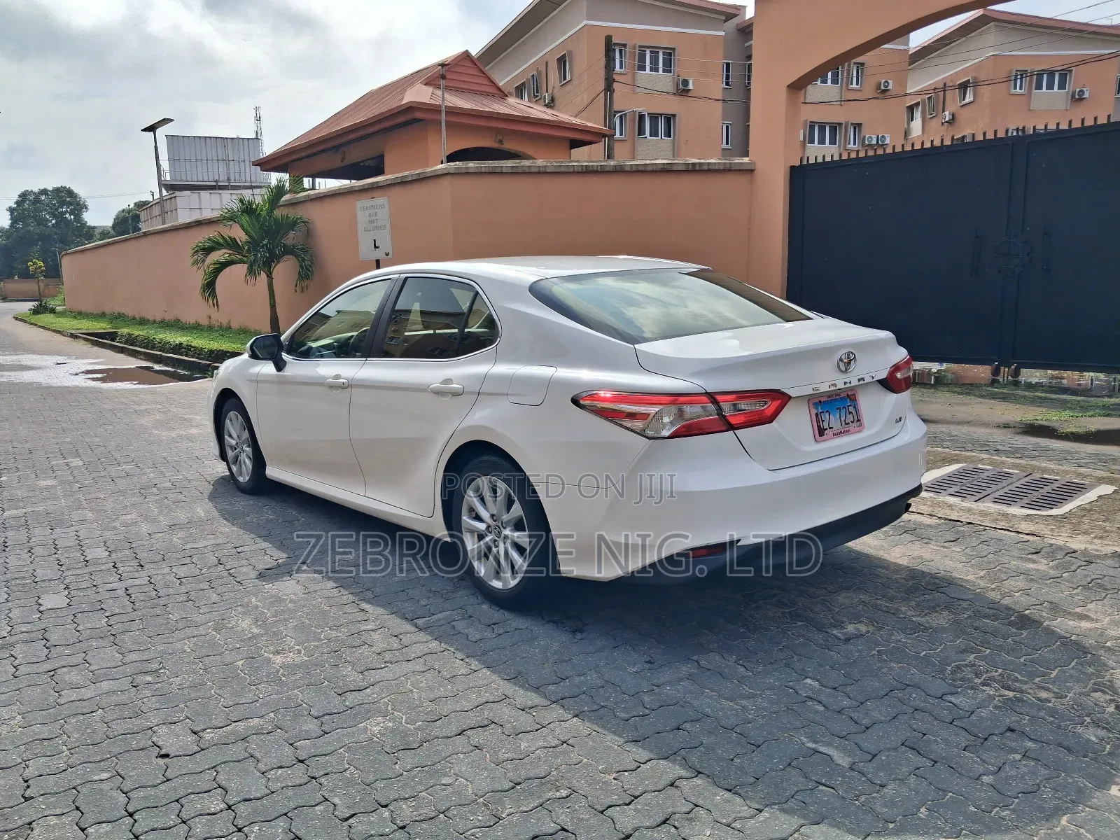 Toyota Camry LE FWD (2.5L 4cyl 8AM) 2018 White
