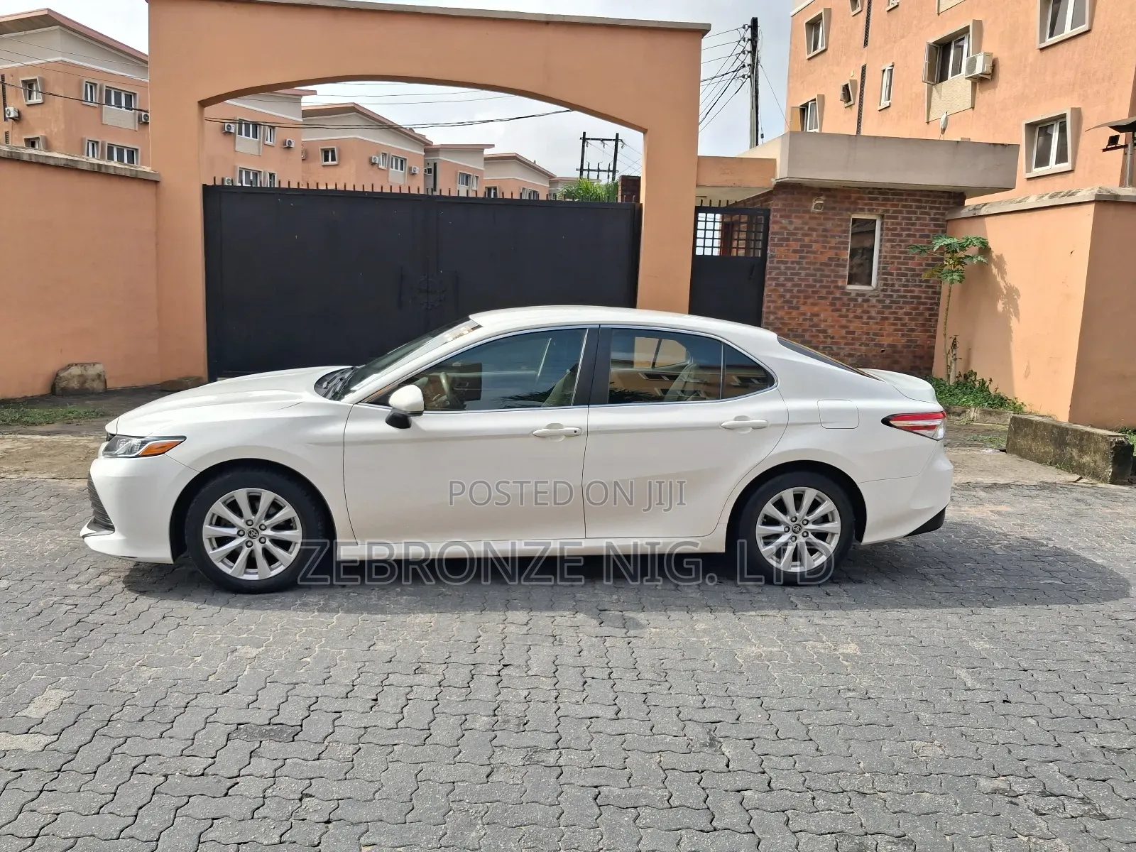 Toyota Camry LE FWD (2.5L 4cyl 8AM) 2018 White