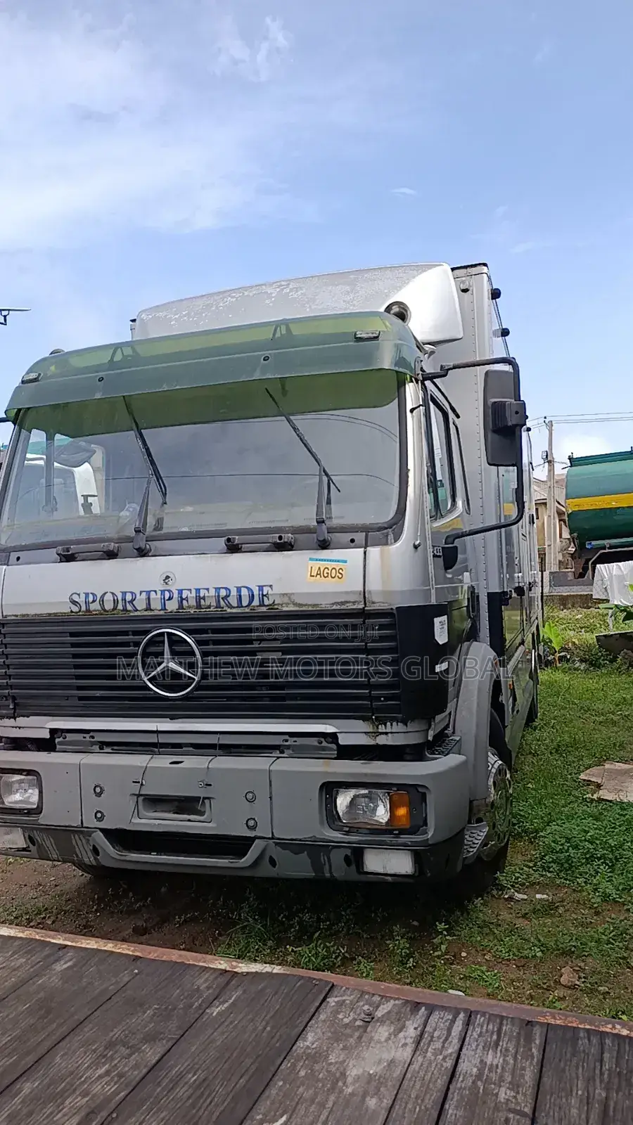 Super Clean Mercedes Benz Truck 2433