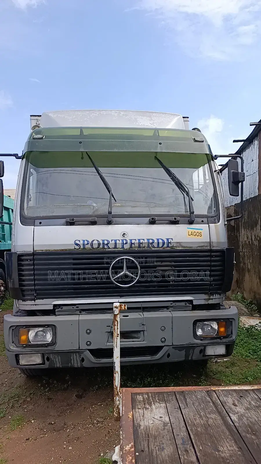 Super Clean Mercedes Benz Truck 2433