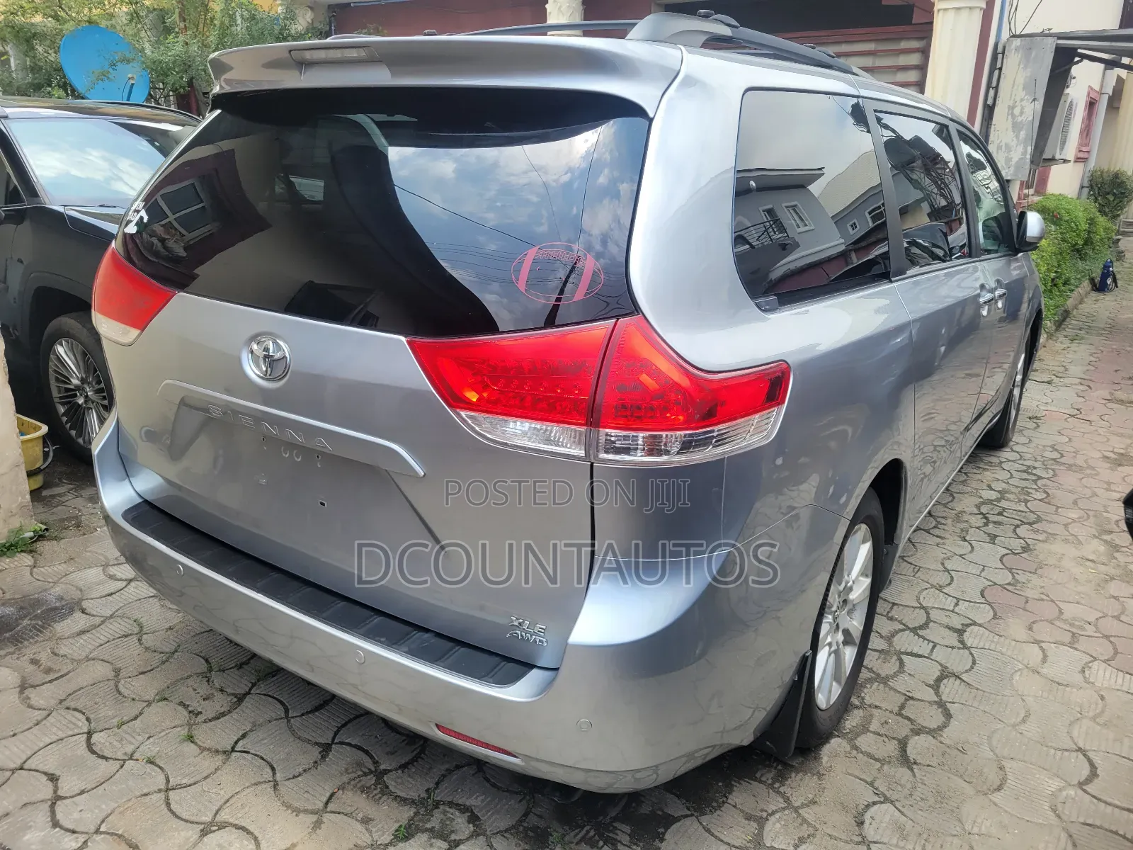 Toyota Sienna XLE AWD 7-Passenger 2013 Silver