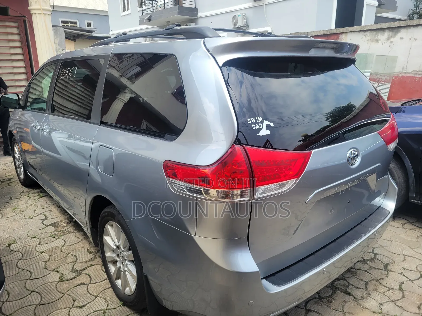 Toyota Sienna XLE AWD 7-Passenger 2013 Silver