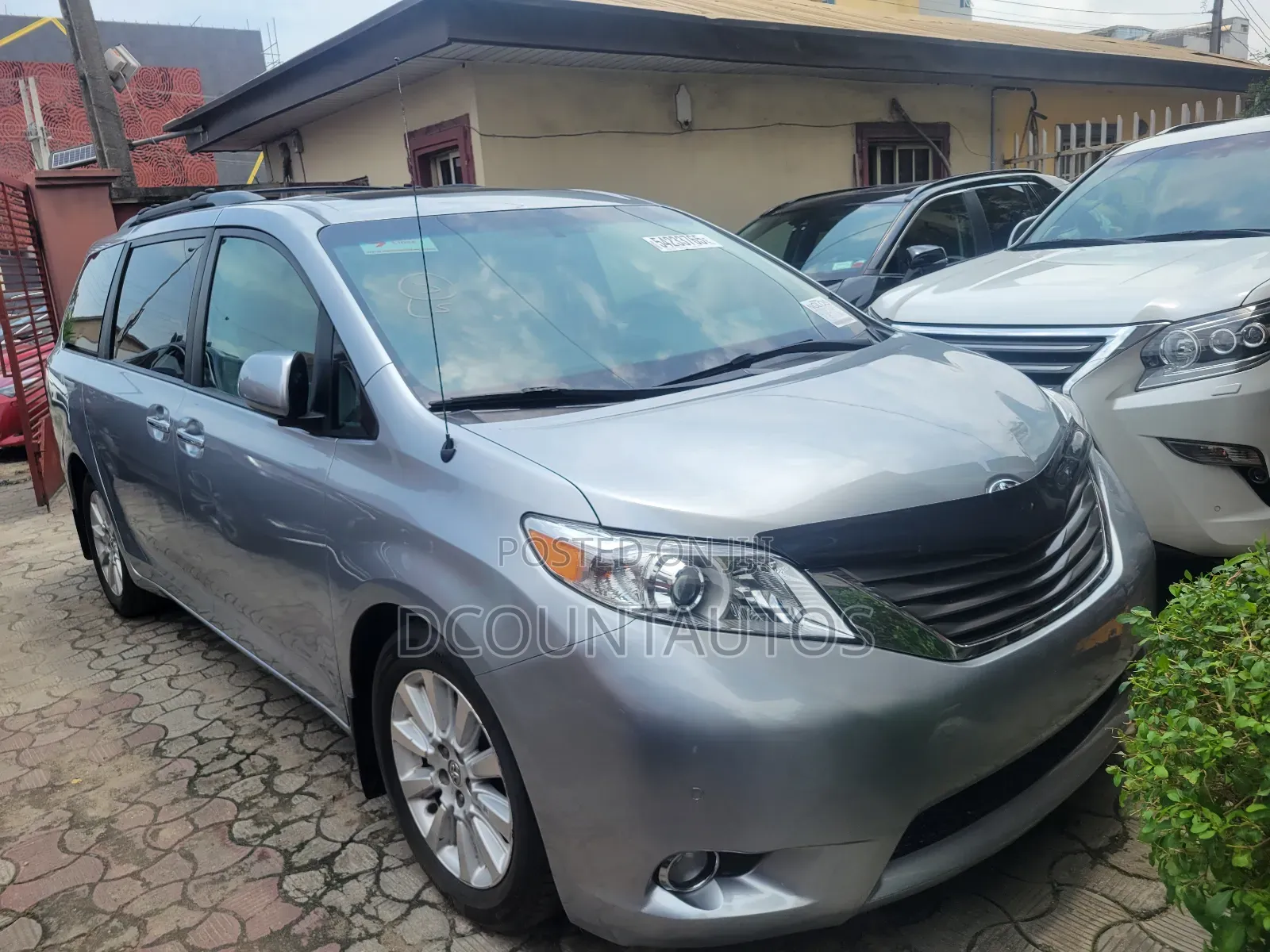 Toyota Sienna XLE AWD 7-Passenger 2013 Silver