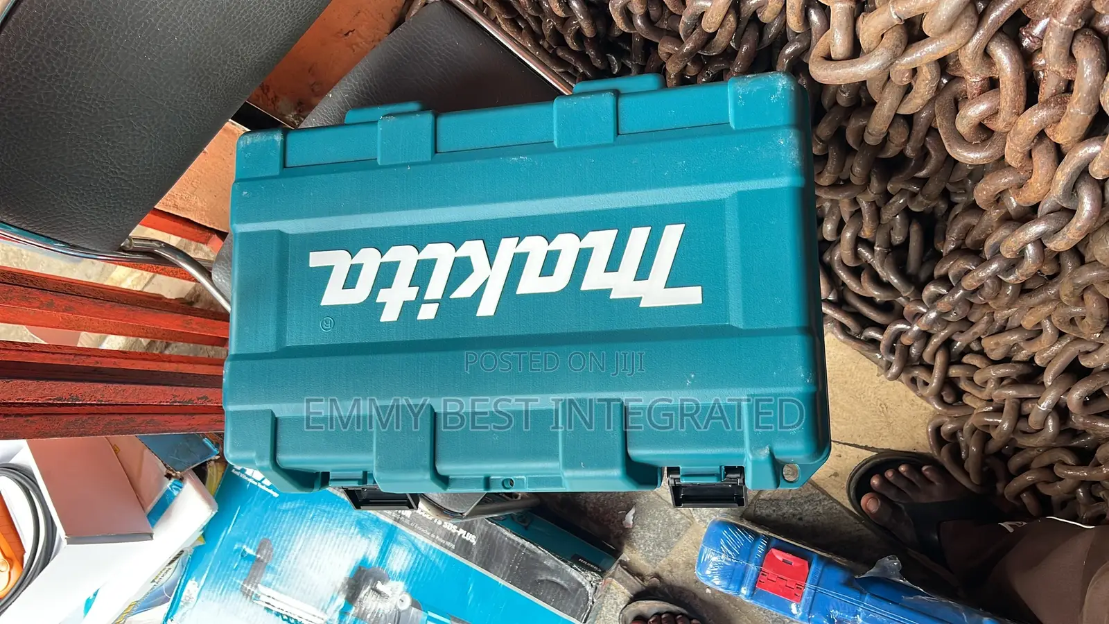 Makita Hr2661 1" Avt Rotary Hammer With Hepa Dust Extractor.