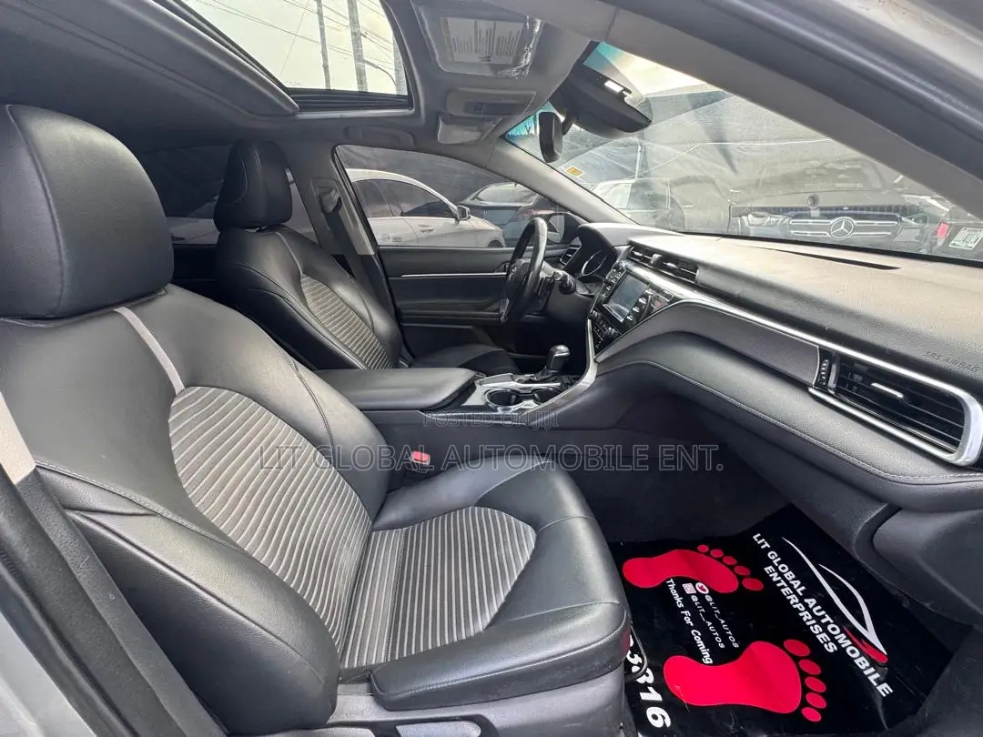 Toyota Camry SE FWD (2.5L 4cyl 8AM) 2018 Silver