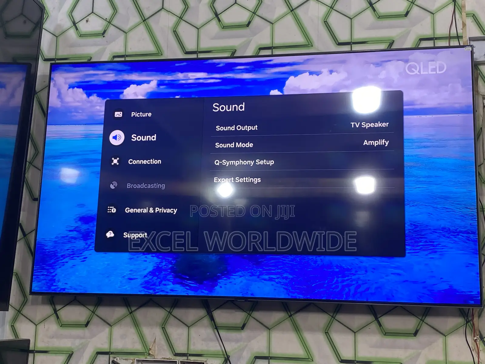65” Samsung Qled Resolution Smart Tv With 120hz Refresh Rate