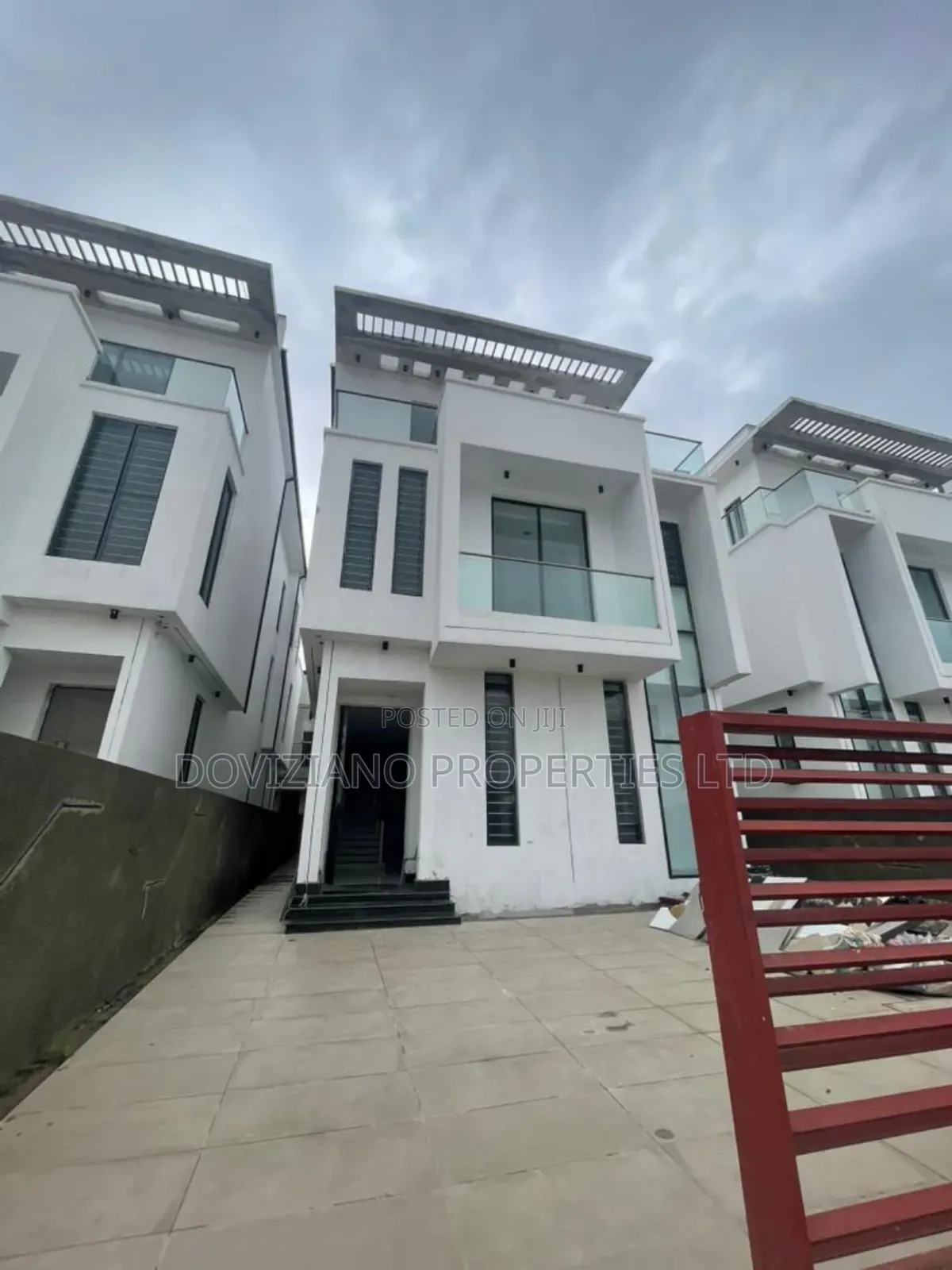5bdrm Duplex in Chevron for sale