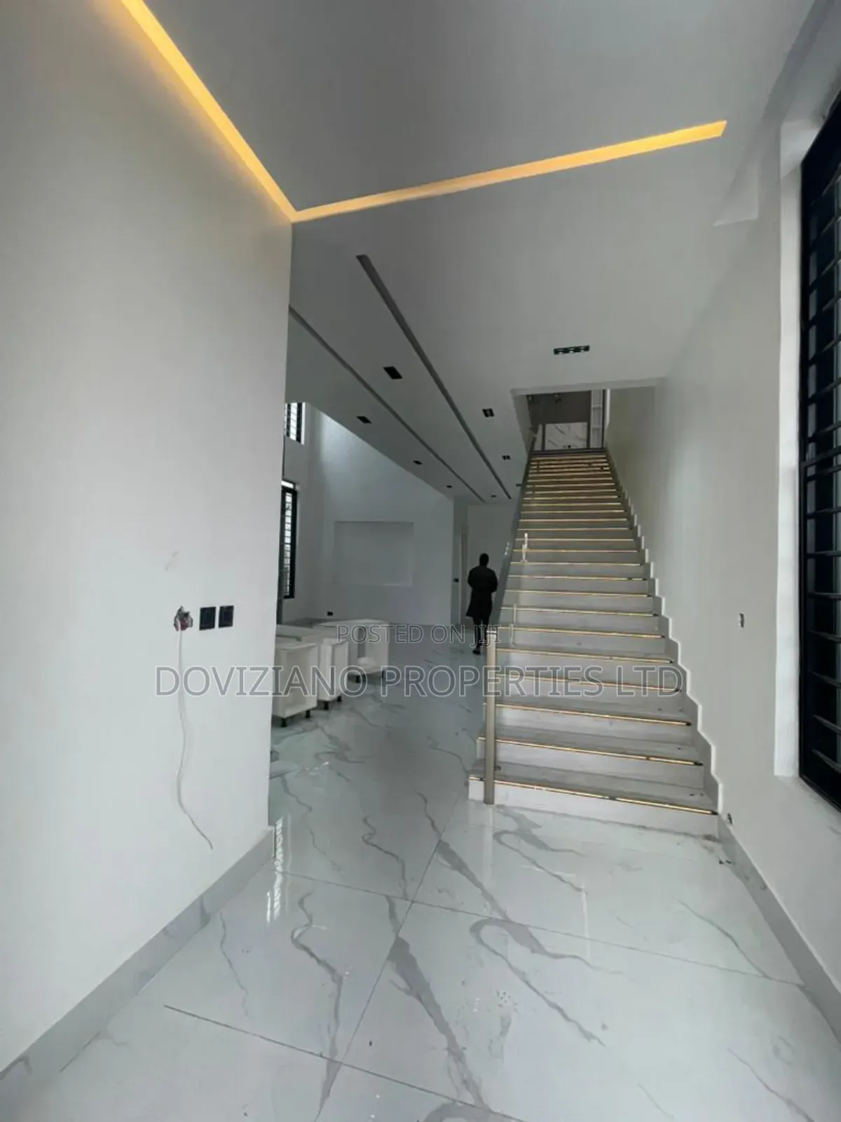5bdrm Duplex in Chevron for sale