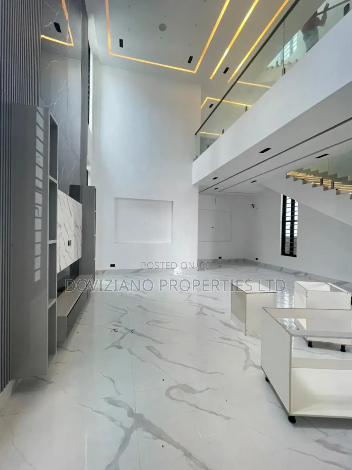 5bdrm Duplex in Chevron for sale