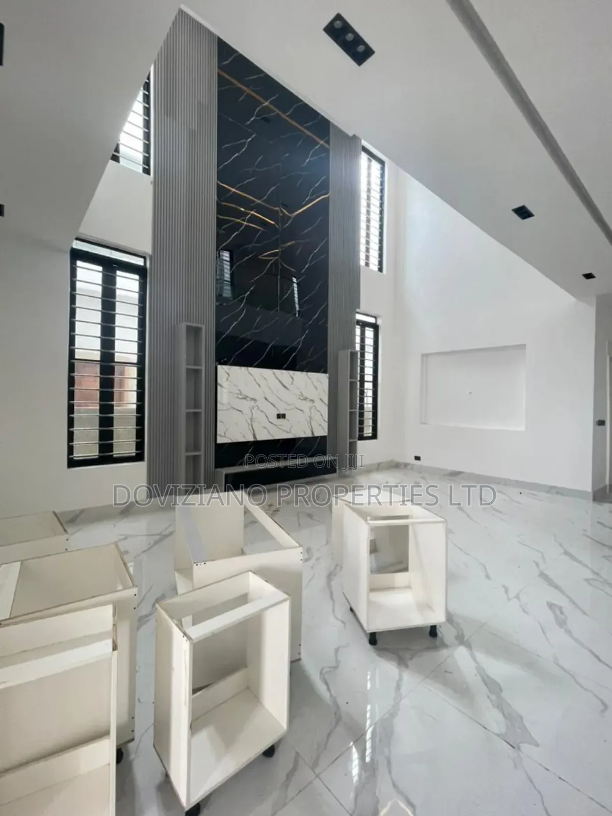 5bdrm Duplex in Chevron for sale