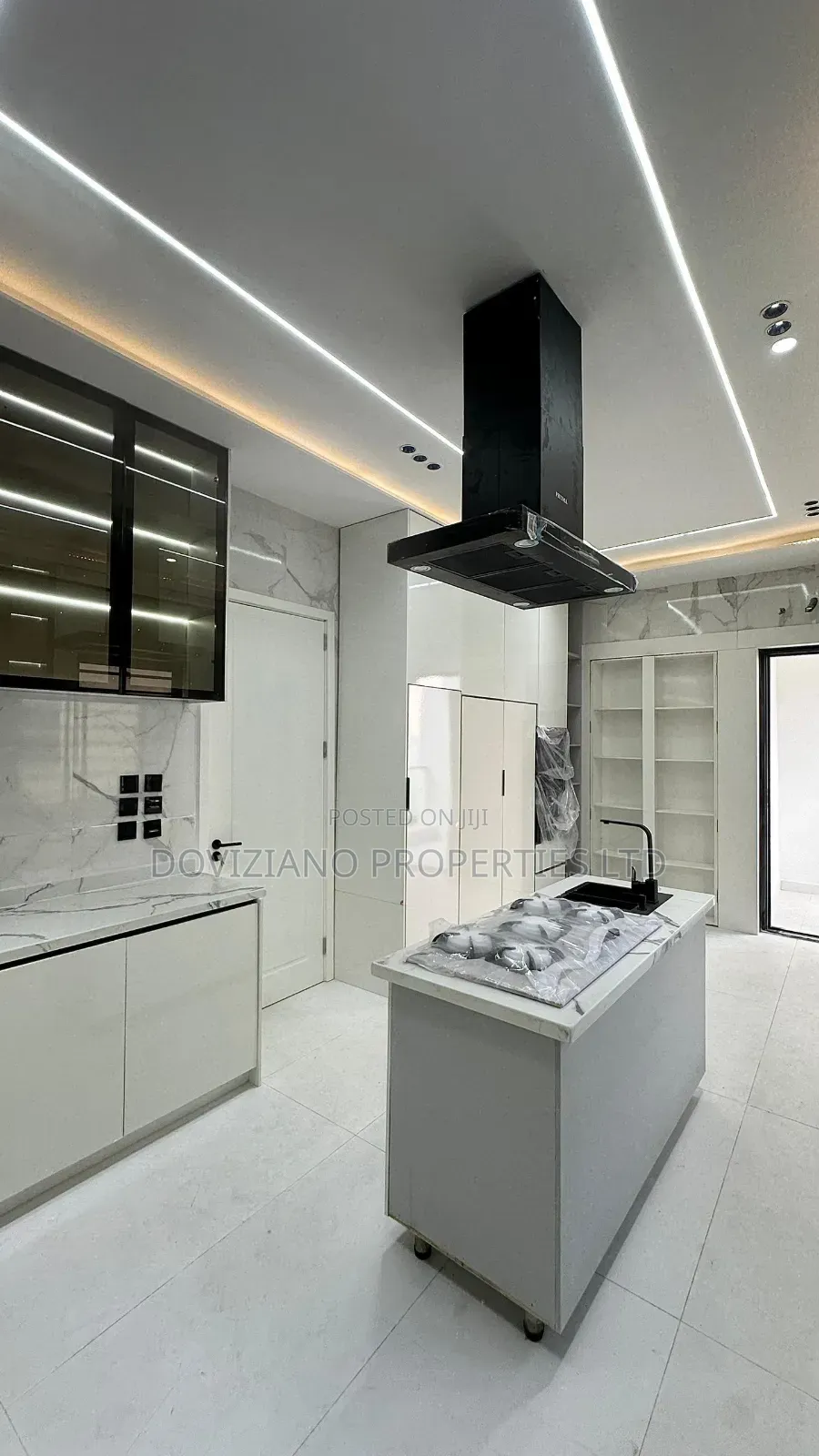 5bdrm Duplex in Chevron for sale