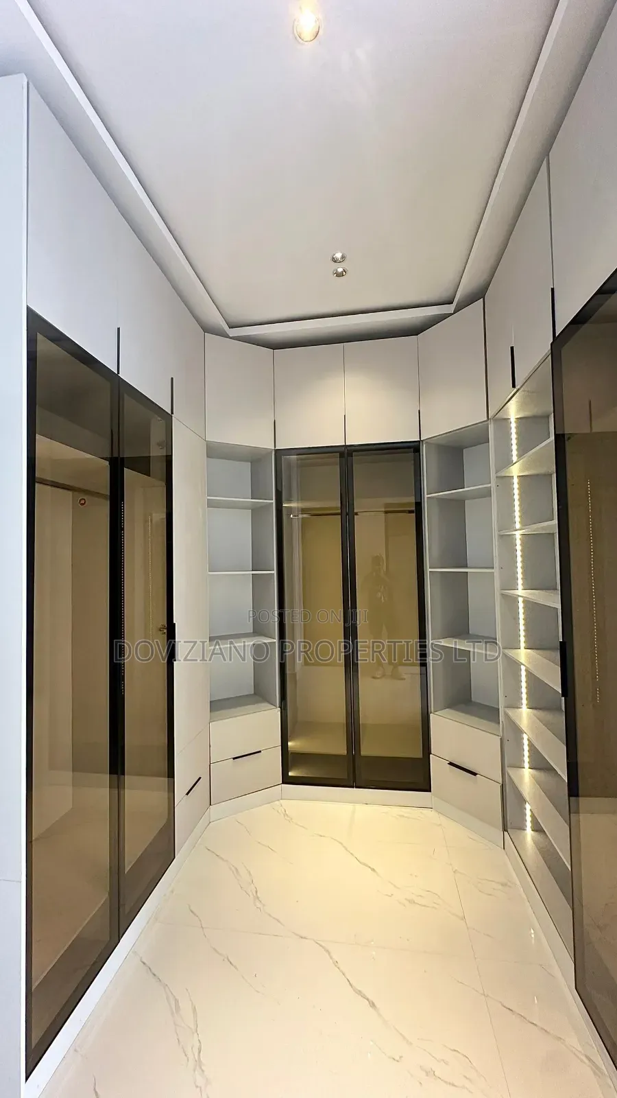 5bdrm Duplex in Chevron for sale