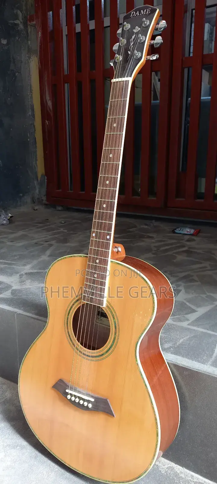 Quality Dame Uk Used Acoustic Guitar