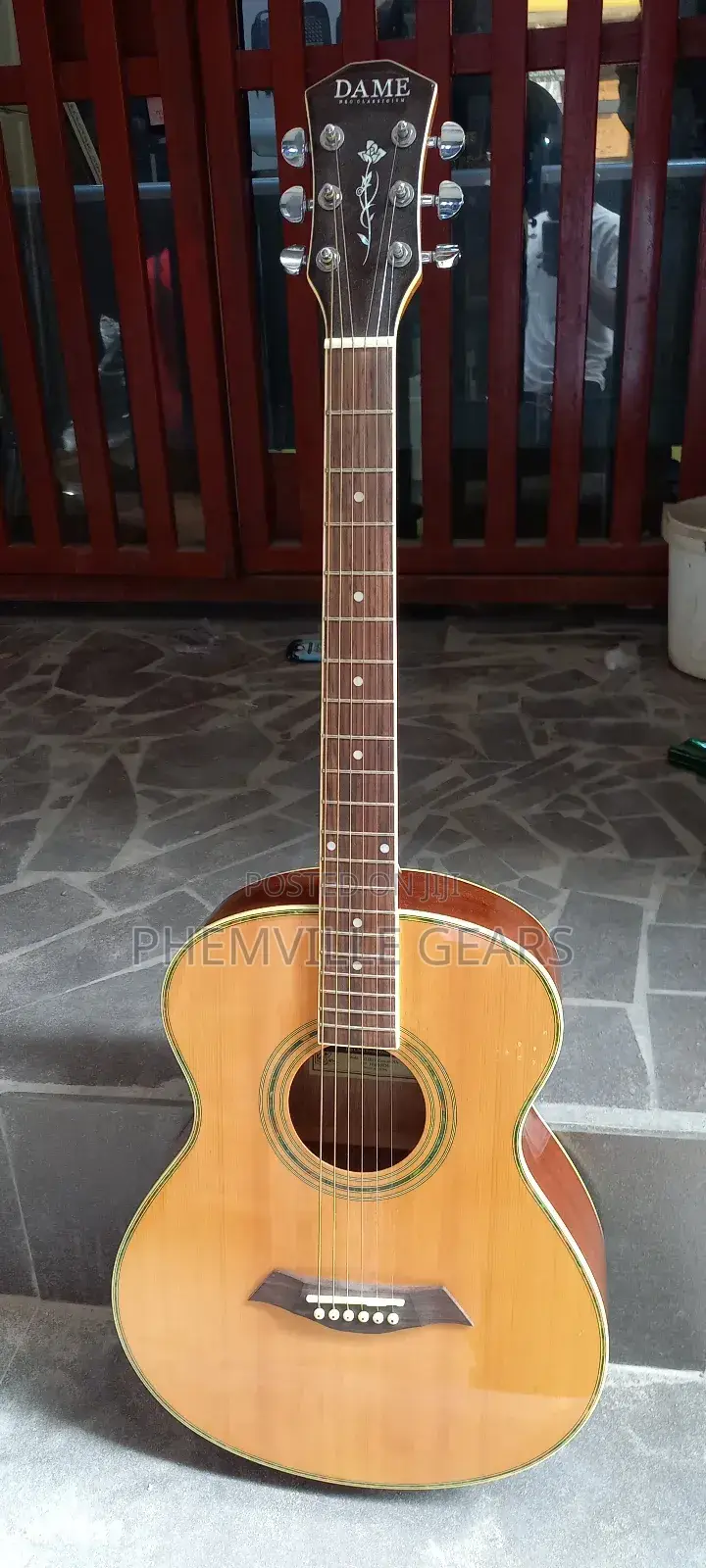 Quality Dame Uk Used Acoustic Guitar