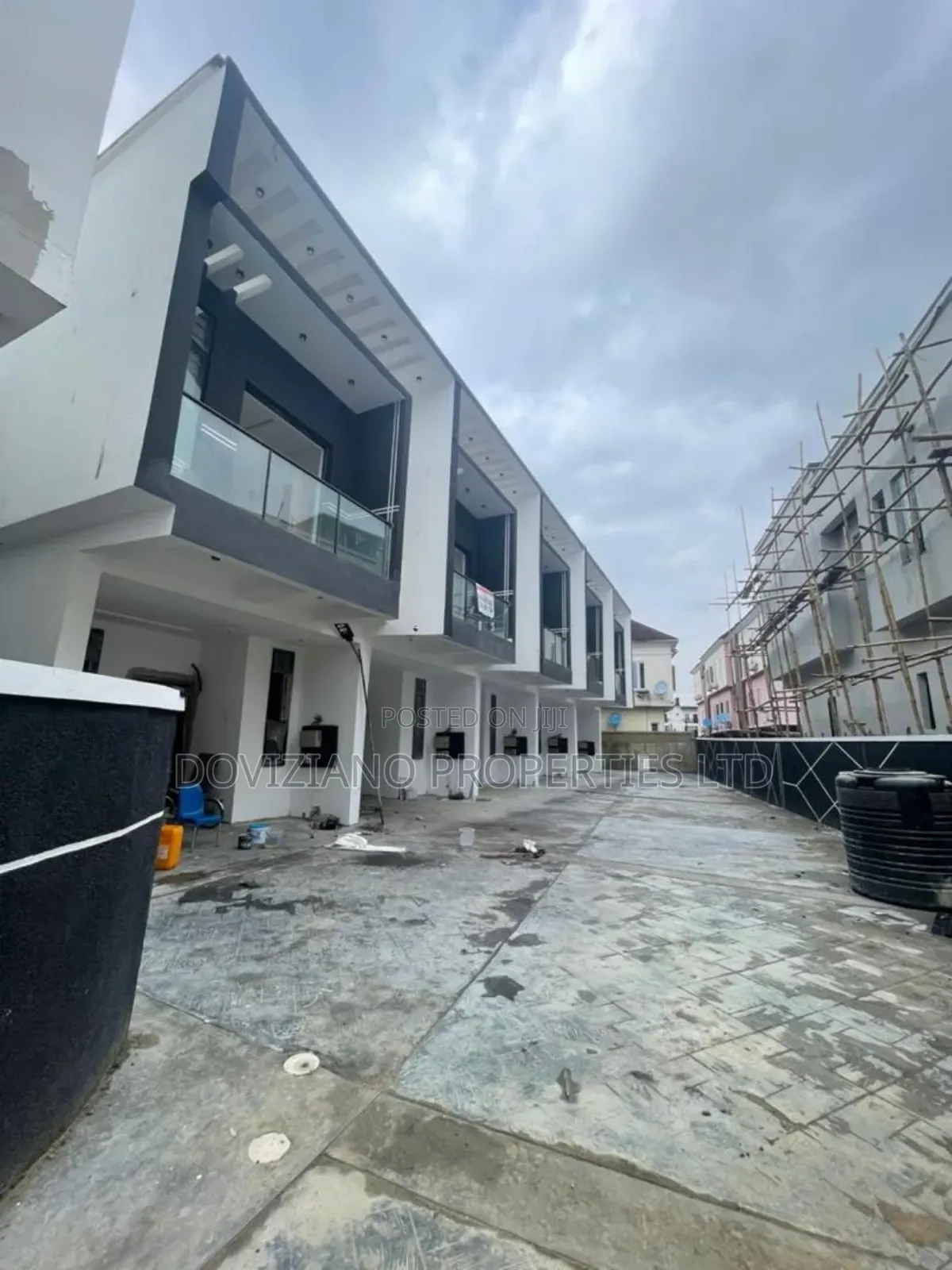 4bdrm Duplex in Chevron for sale