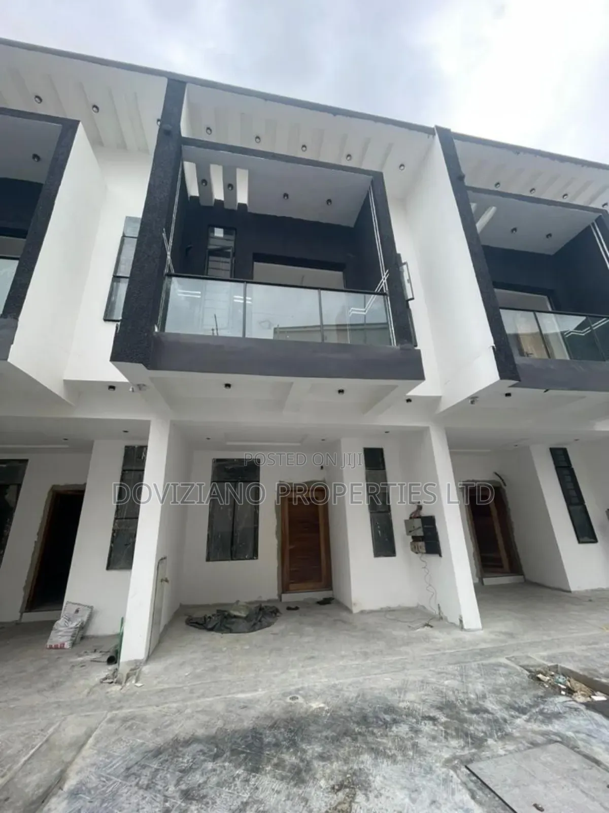 4bdrm Duplex in Chevron for sale