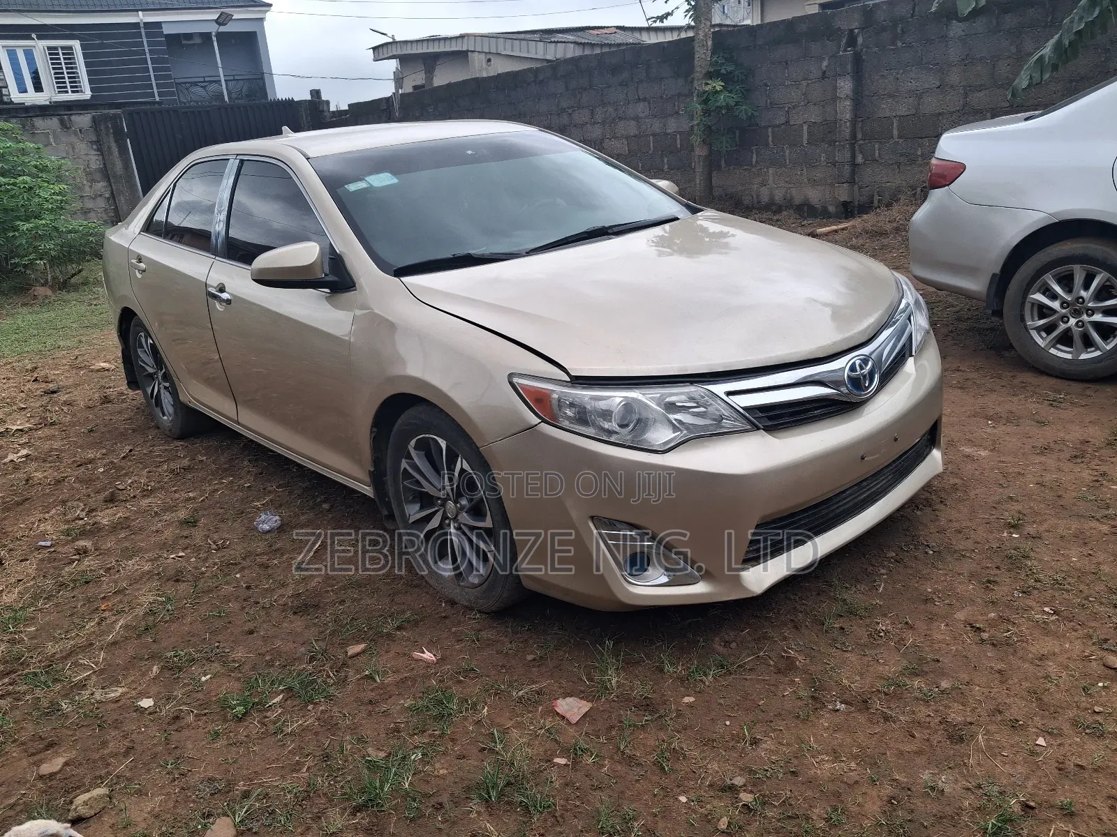 Toyota Camry LE 4dr Sedan (2.5L 4cyl 6A) 2012 Gold