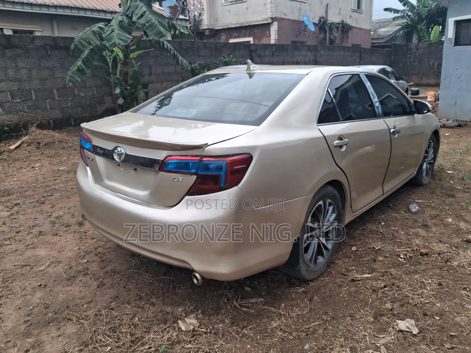 Toyota Camry LE 4dr Sedan (2.5L 4cyl 6A) 2012 Gold