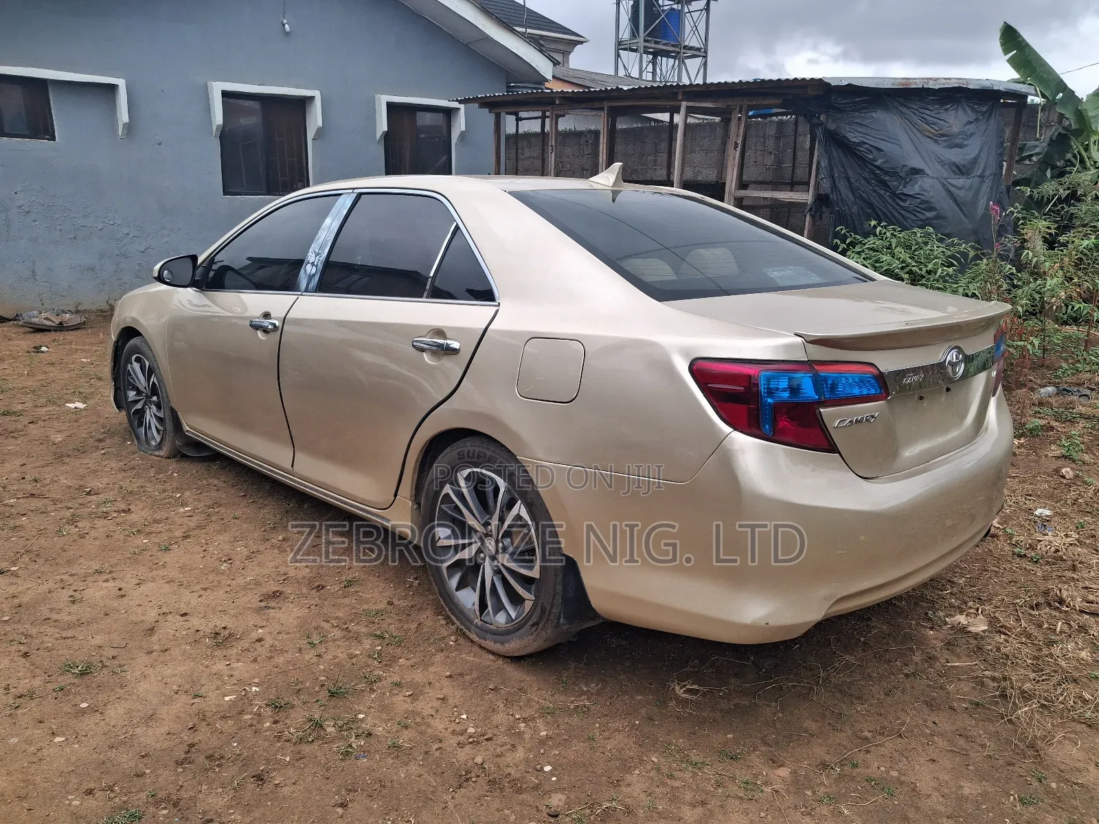 Toyota Camry LE 4dr Sedan (2.5L 4cyl 6A) 2012 Gold