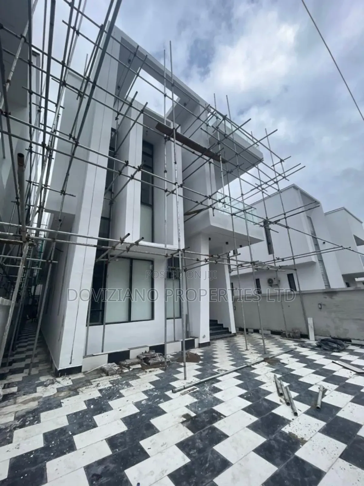 5bdrm Duplex in Chevron for sale