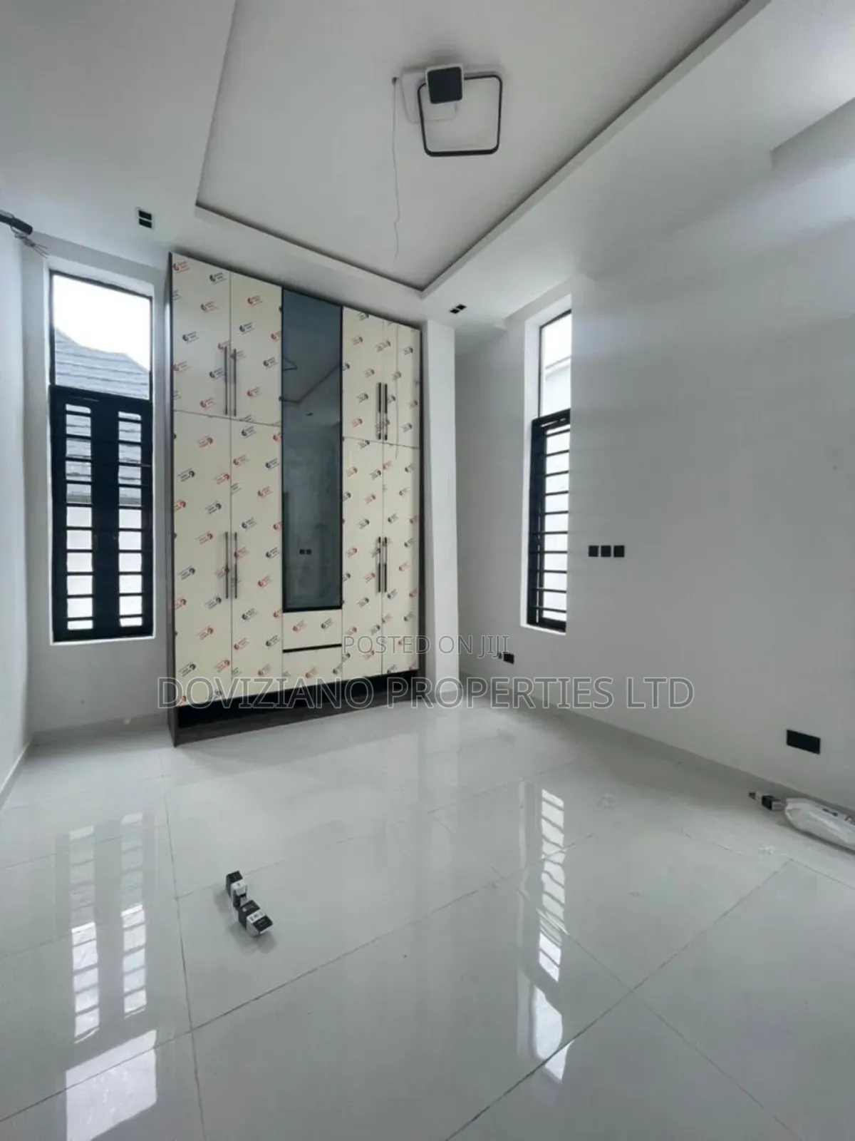5bdrm Duplex in Chevron for sale
