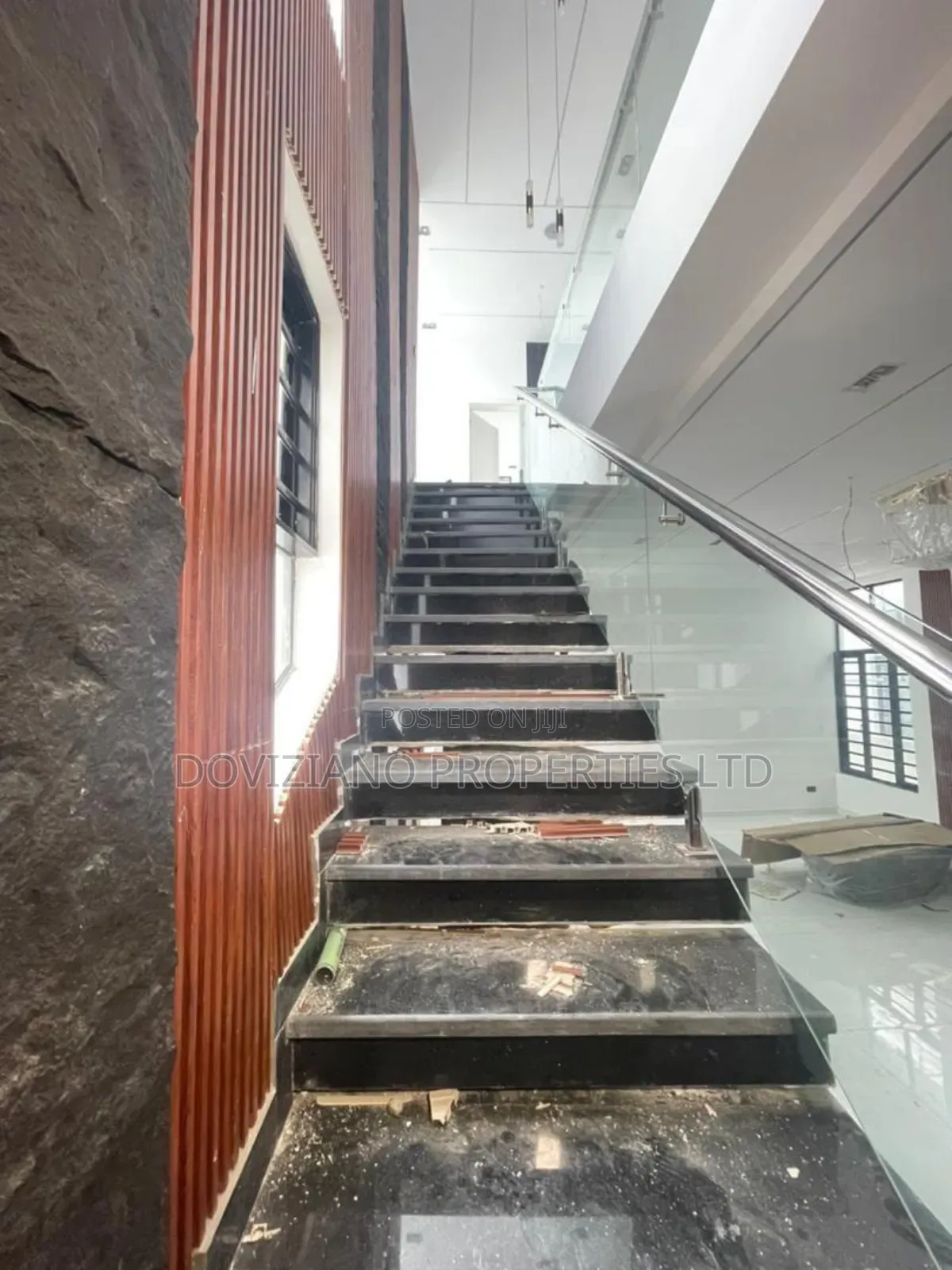 5bdrm Duplex in Chevron for sale