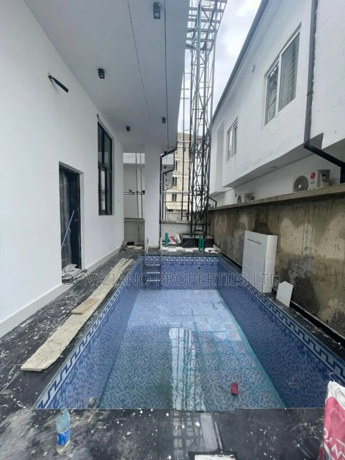 5bdrm Duplex in Chevron for sale