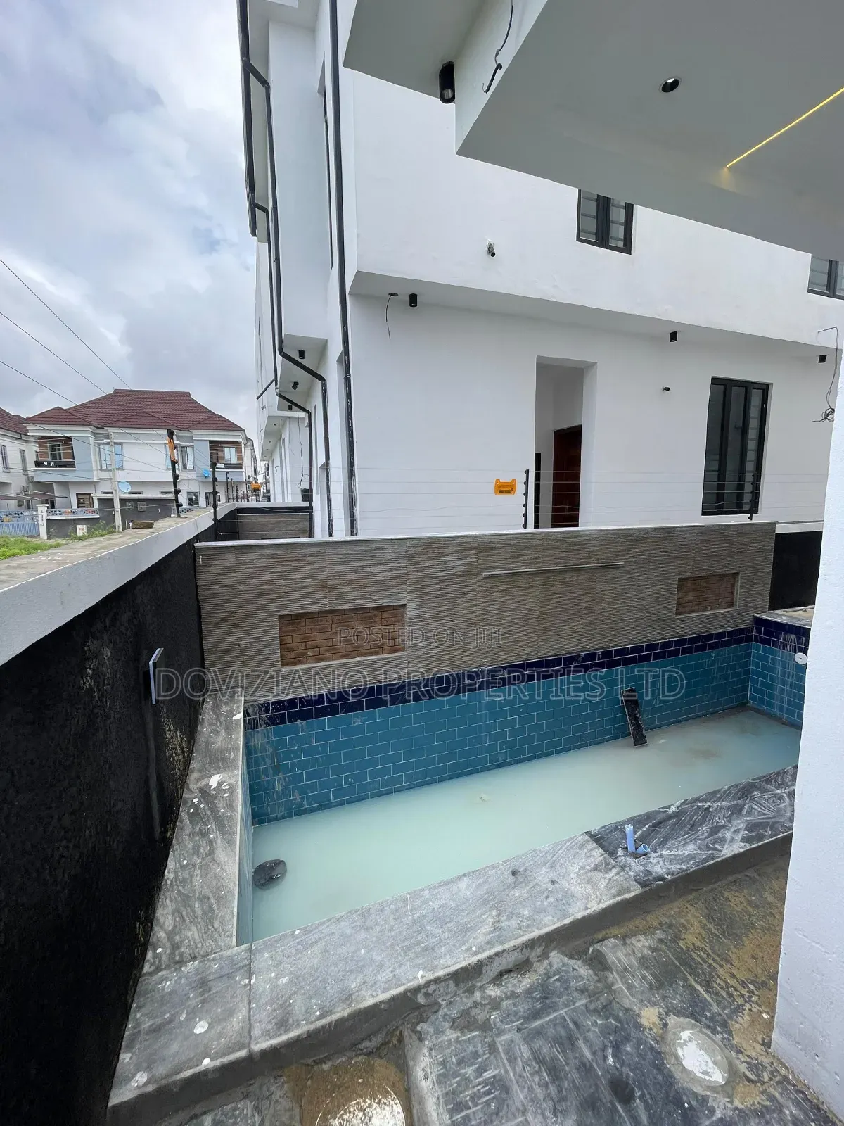 5bdrm Duplex in Chevron for sale