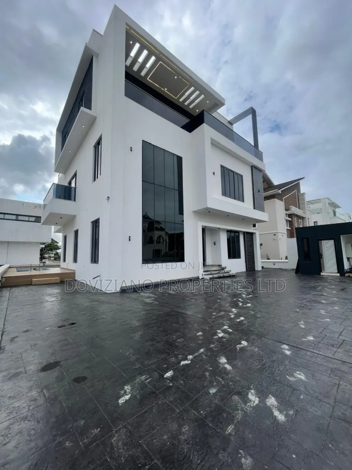 5bdrm Duplex in Osapa london for sale