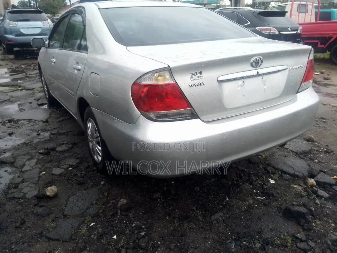 Toyota Camry LE V6 4dr Sedan (3.0L 6cyl 5A) 2005 Silver