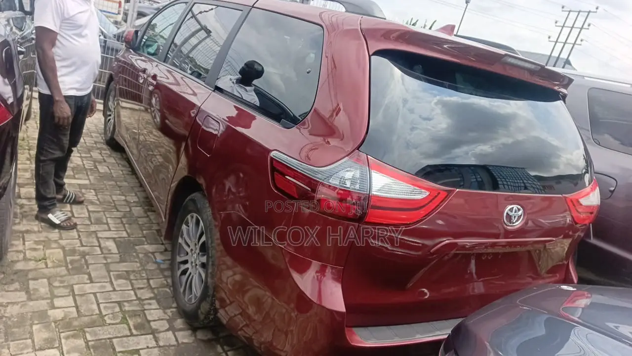 Toyota Sienna XLE Premium FWD 2019 Red