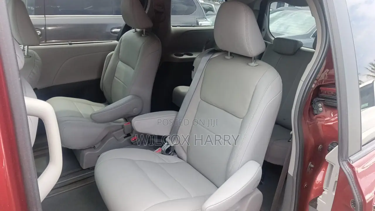 Toyota Sienna XLE Premium FWD 2019 Red