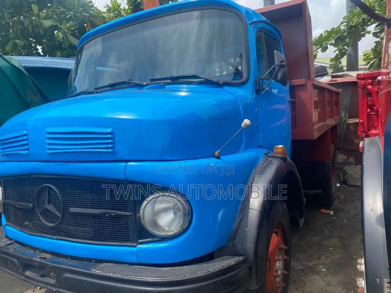 Mercedes-Benz Tipper Blue