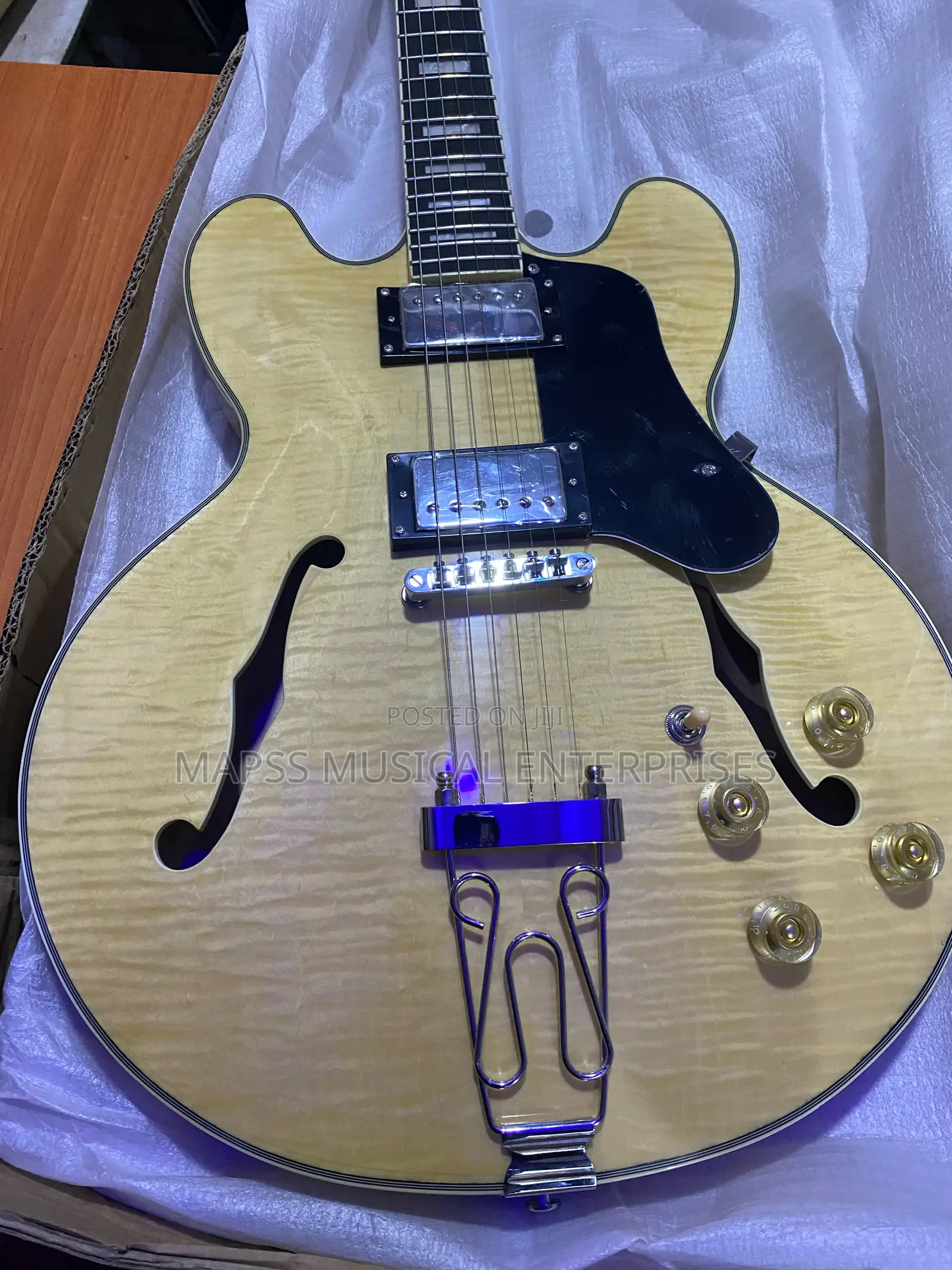 Ultimate Japan Semi-Hollow Body Electric Guitar