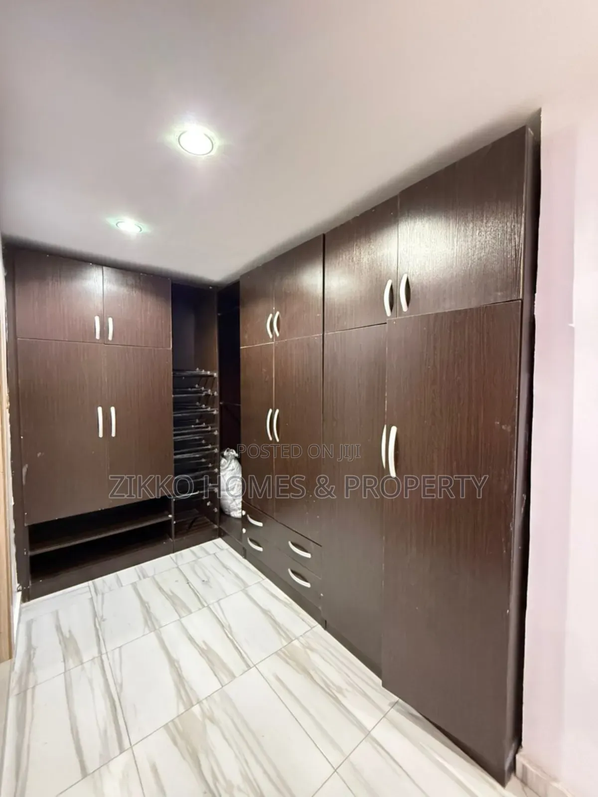 4bdrm Townhouse/Terrace in Lekki Gardens Phase for sale