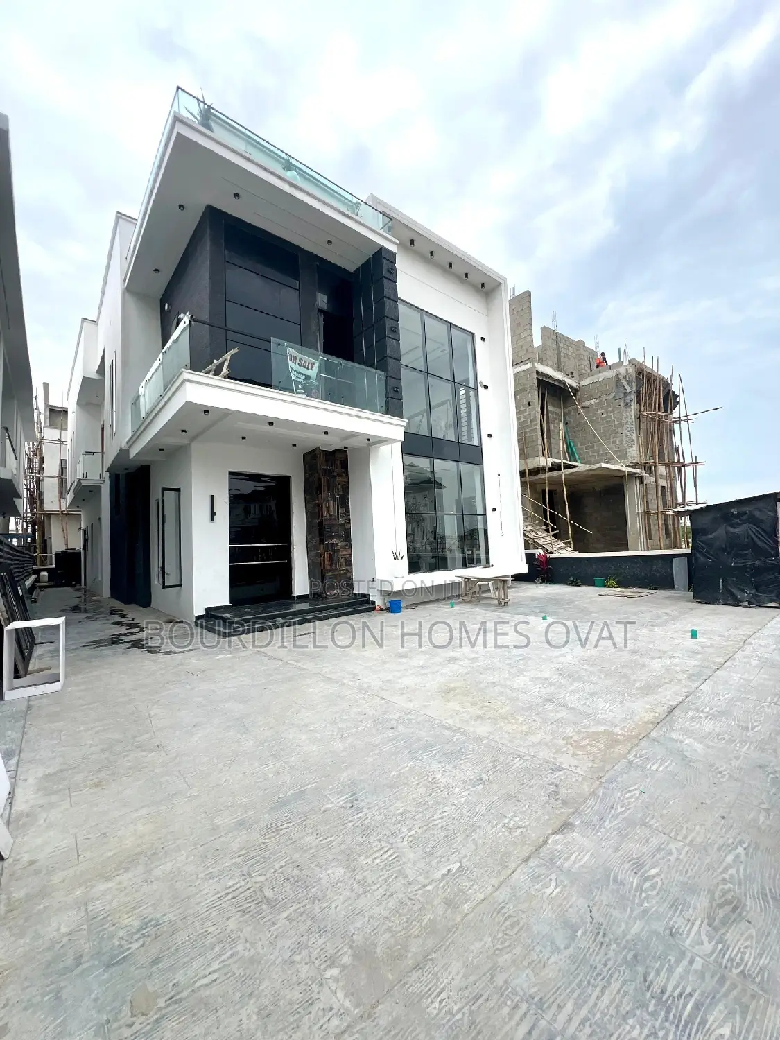 5bdrm Duplex in Ikota for sale