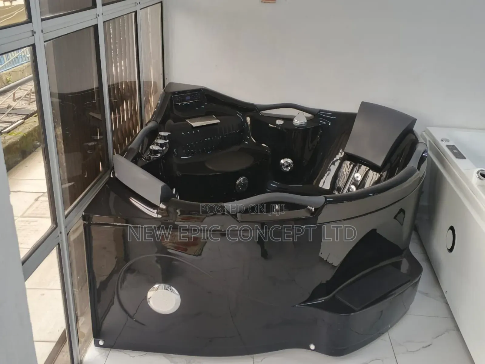 Two Seater Double Jacuzzi With Complete Accessories And Fm Radio