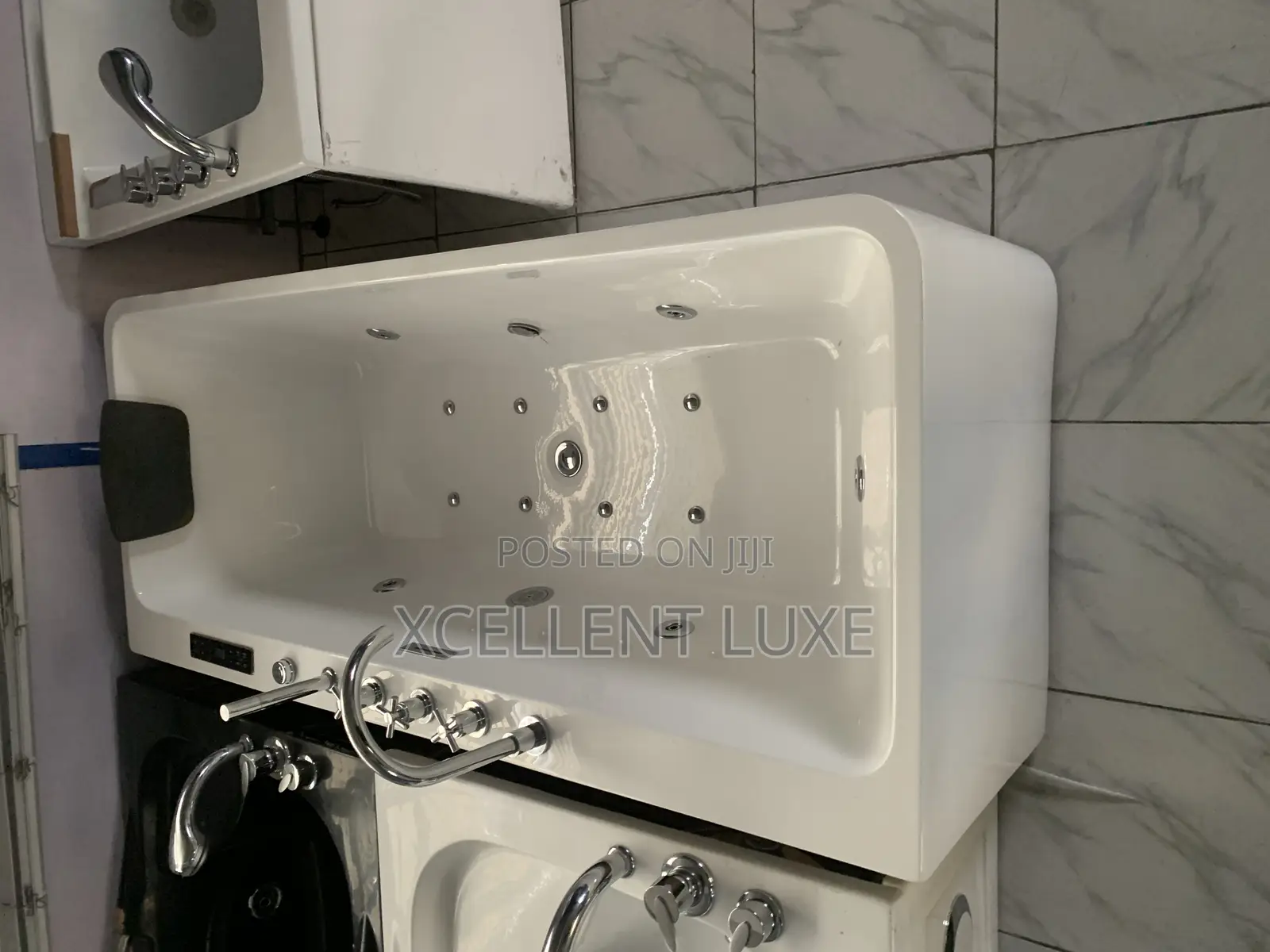 Acrylic Single Jacuzzi Massage Bathtub English Standard