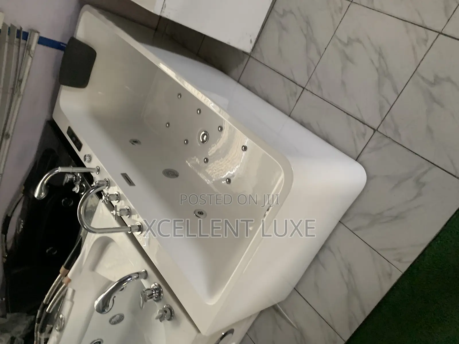 Acrylic Single Jacuzzi Massage Bathtub English Standard