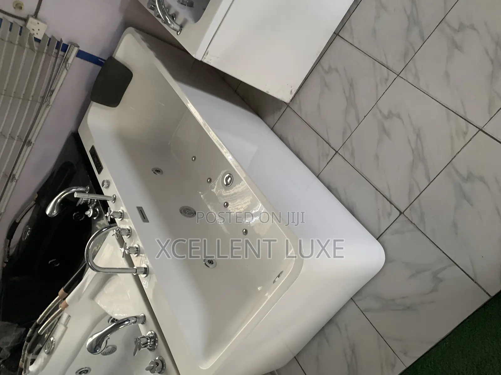 Acrylic Single Jacuzzi Massage Bathtub English Standard