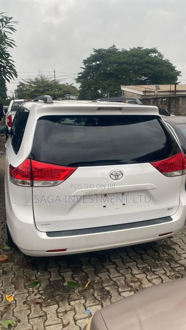 Toyota Sienna XLE 7-Passenger 4dr Minivan AWD (3.5L 6cyl 6A) 2014 White