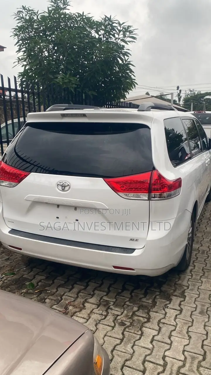 Toyota Sienna XLE 7-Passenger 4dr Minivan AWD (3.5L 6cyl 6A) 2014 White