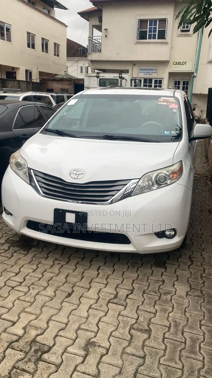 Toyota Sienna XLE 7-Passenger 4dr Minivan AWD (3.5L 6cyl 6A) 2014 White