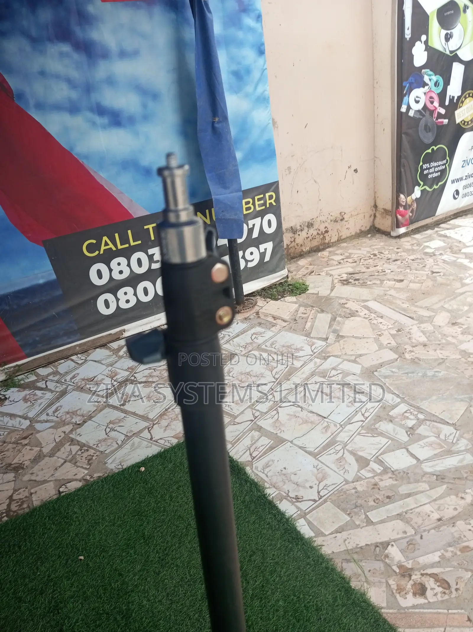 8806 Light Tripod Stand
