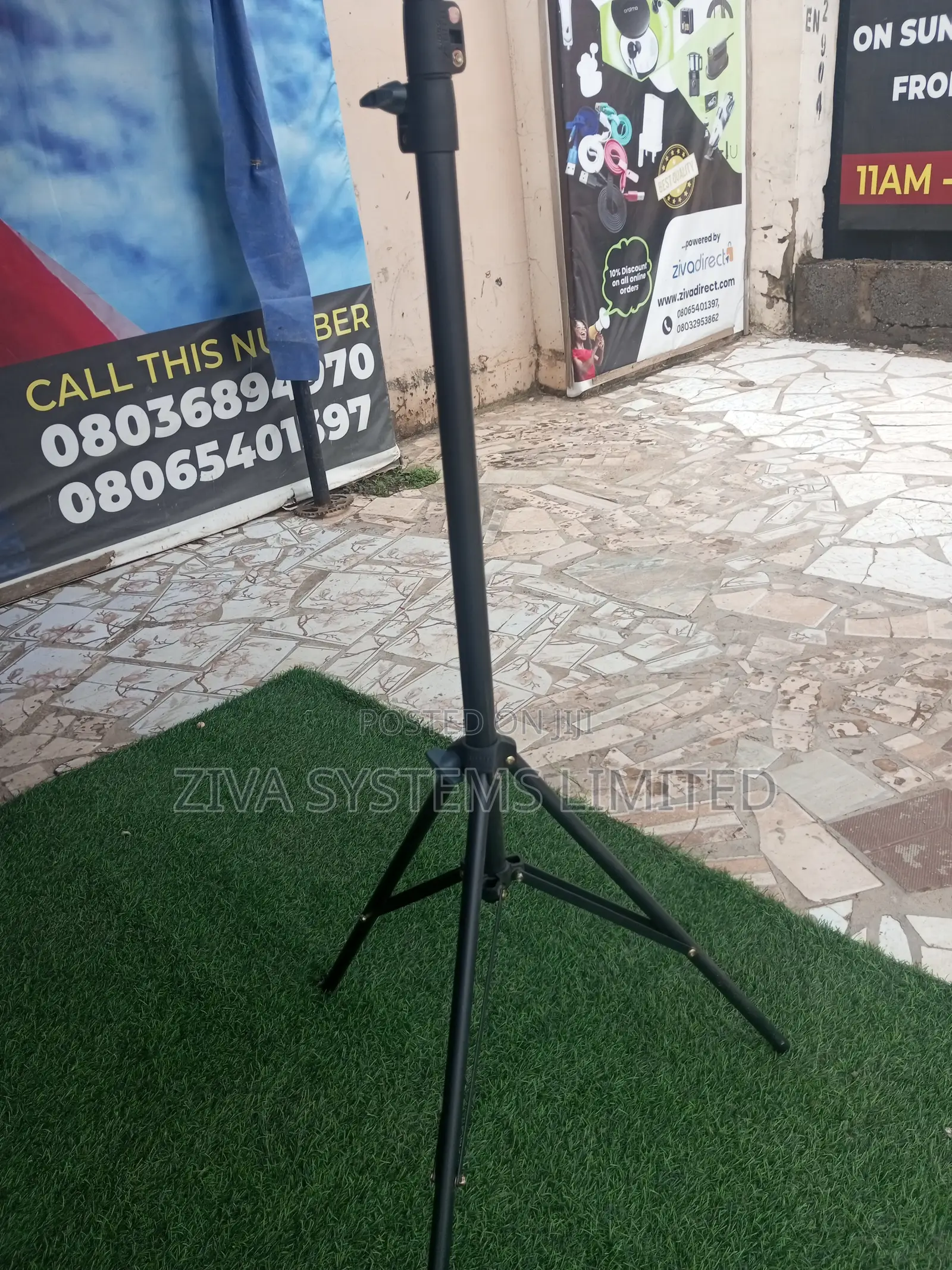 8806 Light Tripod Stand