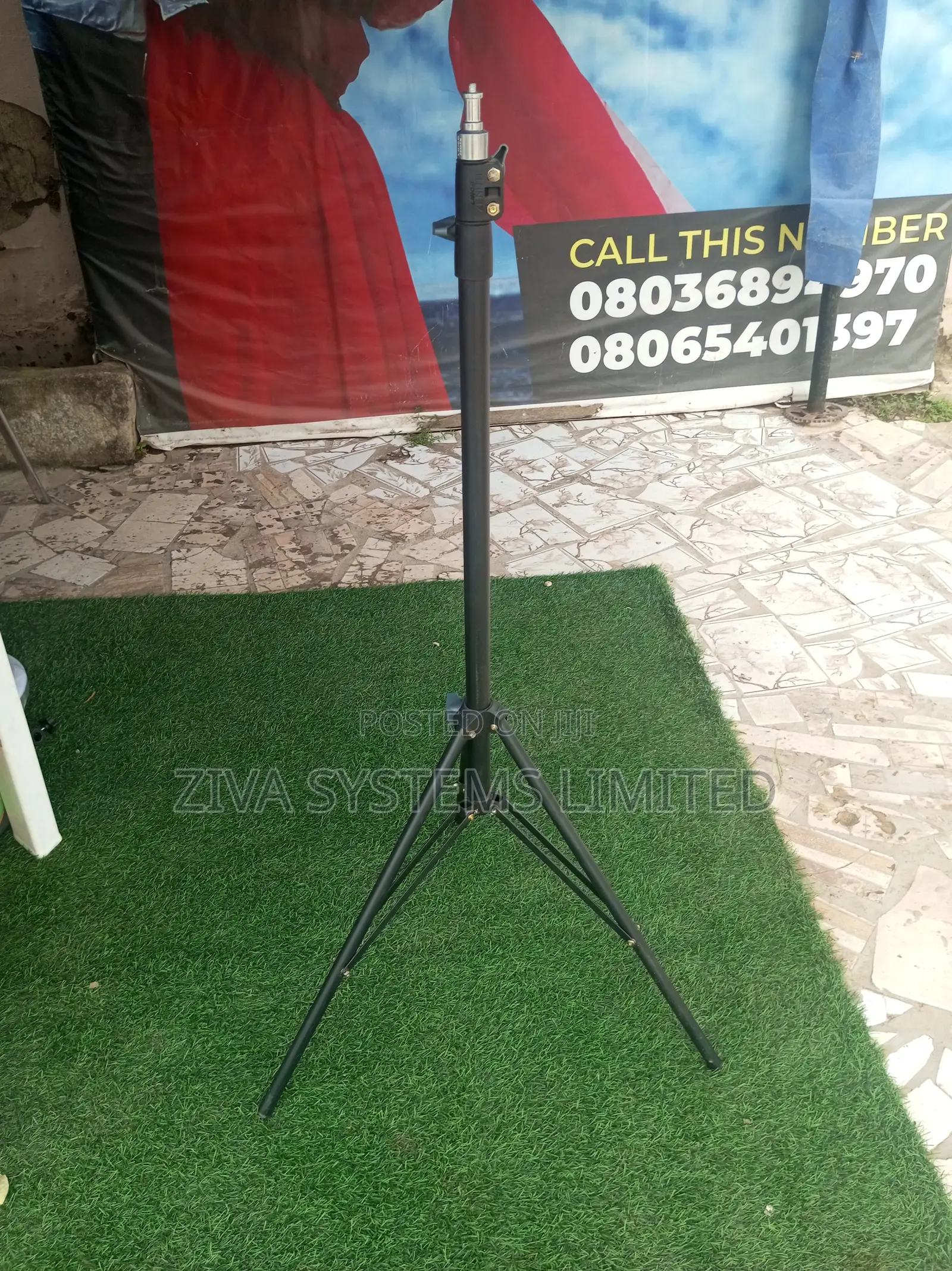 8806 Light Tripod Stand